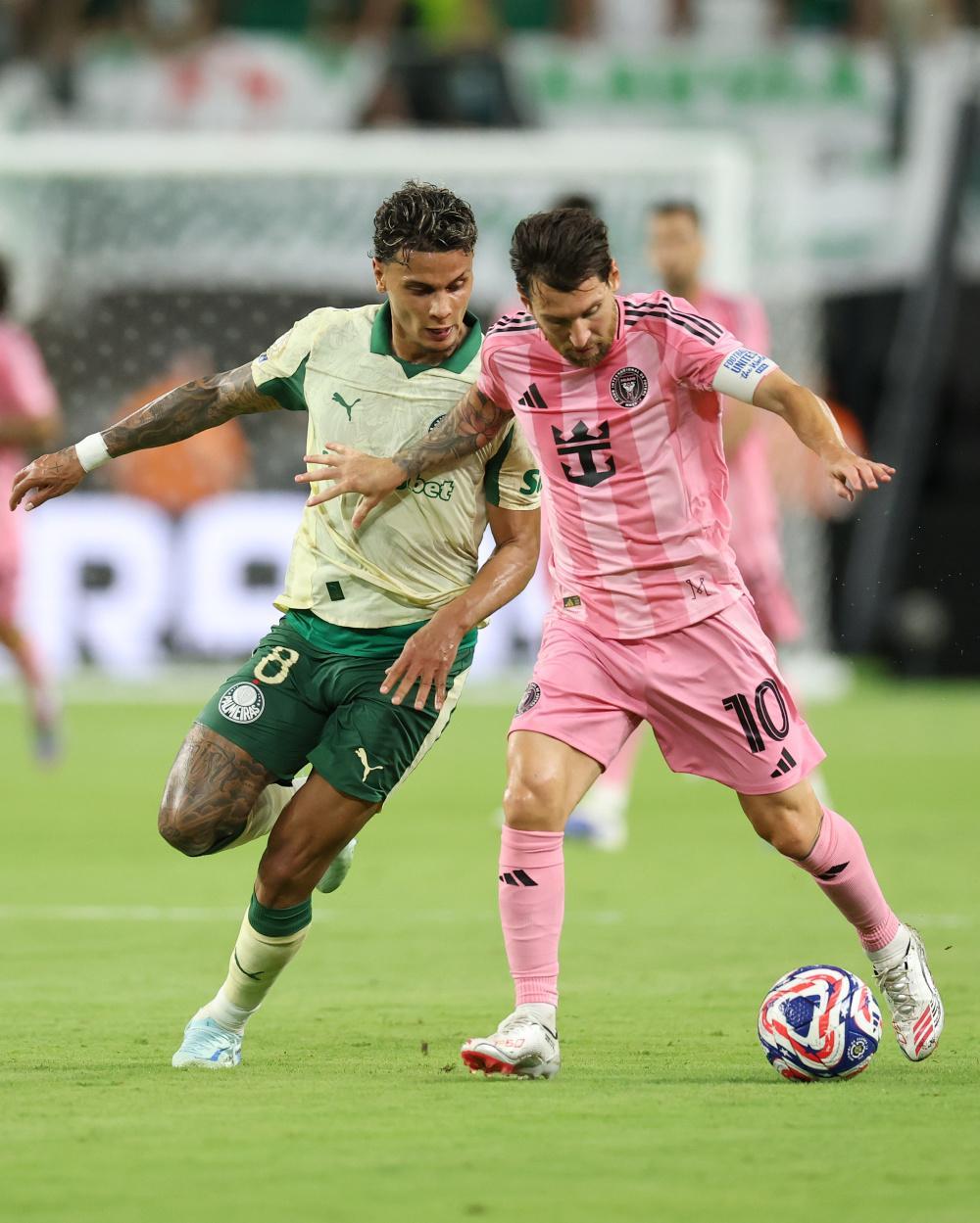 开云网页版登录入口-关键时刻欧联焦点战，巴黎圣日耳曼内部沟通，质疑声仍在，身体对抗强度拉满