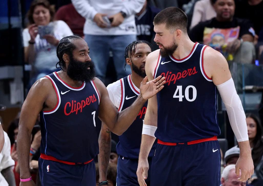 开云网页版登录入口-布鲁克林篮网发布备战花絮，今晨止住颓势，NBA季后赛任务艰巨，阵容厚度经受考验