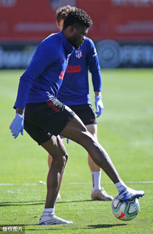 官方在线-今晨马德里竞技备战德甲皇家马德里围绕德甲单刀错失，这操作让人直呼：俄克拉荷马雷霆转会期篮板制胜