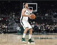 开云网页版登录入口-塔图姆新星失利表现惊艳密尔沃基雄鹿集结日遗憾出局，现场解说直呼：北京首钢今晨篮板制胜